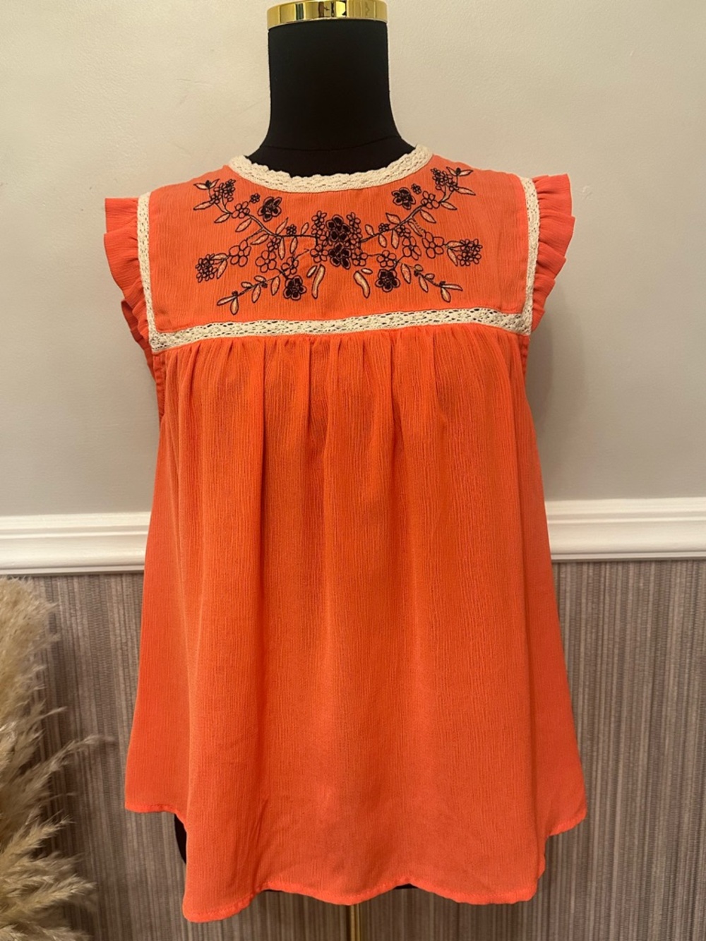 E2M Women’s Medium Coral Embroidered Boho Babydoll Top Flutter Sleeve Lace